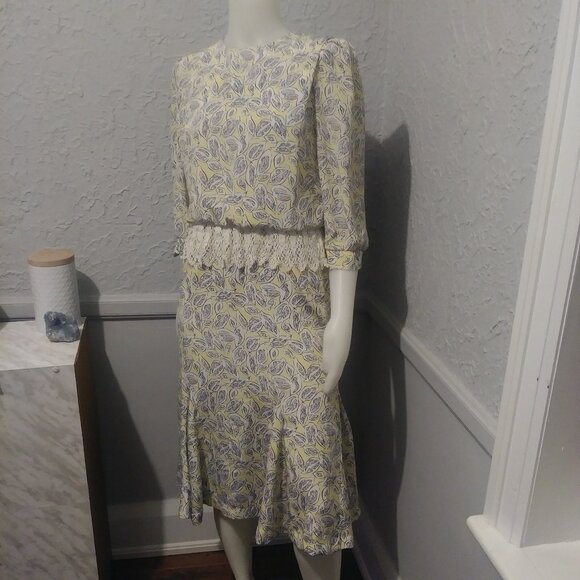 Vintage Dress with Lace around the waist- yellow with abstract leaf patttern - Picture 3 of 9